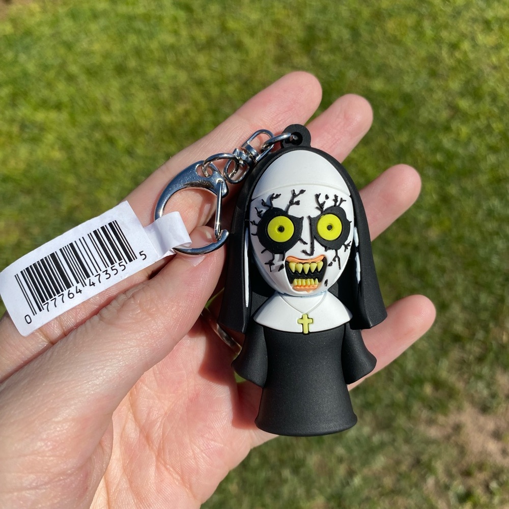 Nun Keychain - Picture 2 of 3